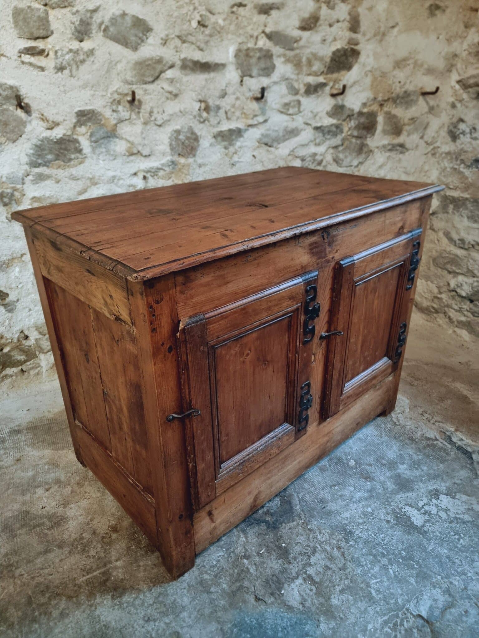 Antique Louis XVI Buffet Cabinet – 18th Century Pine Kitchen Island – Moustache Hinges – 124 x 70 x 95 cm (1) Antique Louis XVI Buffet Cabinet – 18th Century Pine Kitchen Island – Moustache Hinges – 124 x 70 x 95 cm (1)