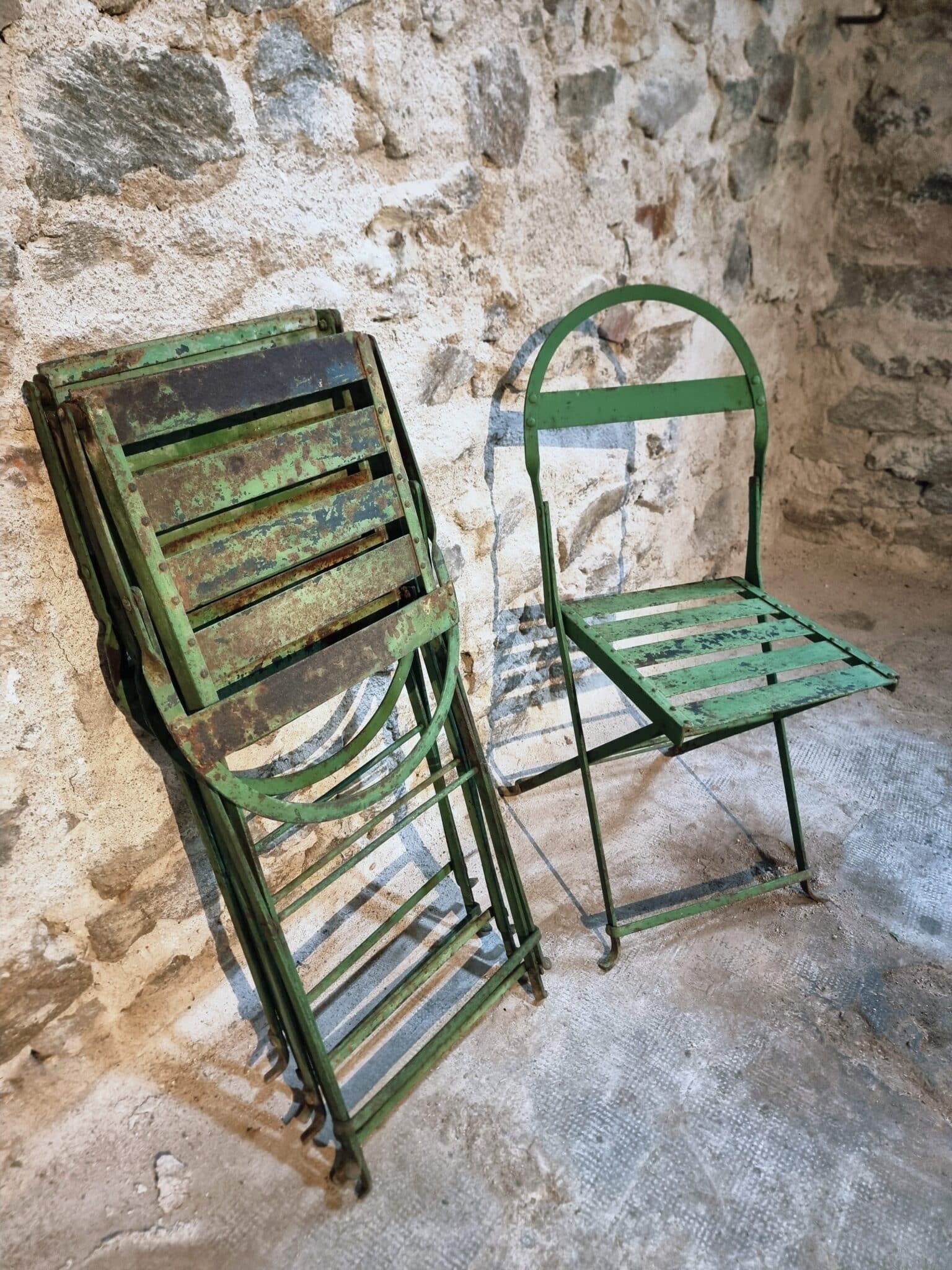 Set of 4 Antique French Iron Folding Garden Chairs – 1920s Riveted Bistro Patio Chairs with Aged Green Patina (1) Set of 4 Antique French Iron Folding Garden Chairs – 1920s Riveted Bistro Patio Chairs with Aged Green Patina (1)