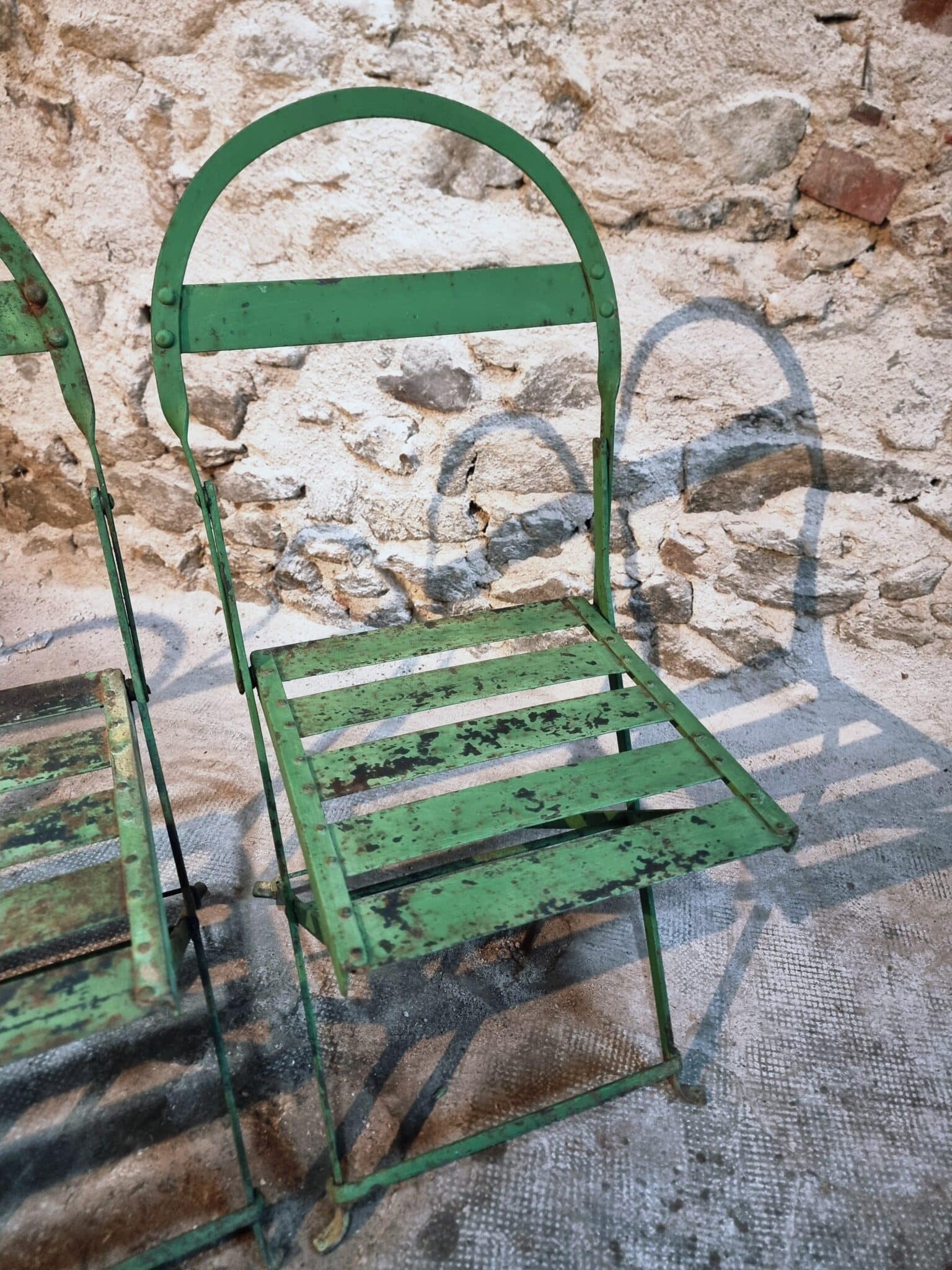 Set of 4 Antique French Iron Folding Garden Chairs – 1920s Riveted Bistro Patio Chairs with Aged Green Patina (13)