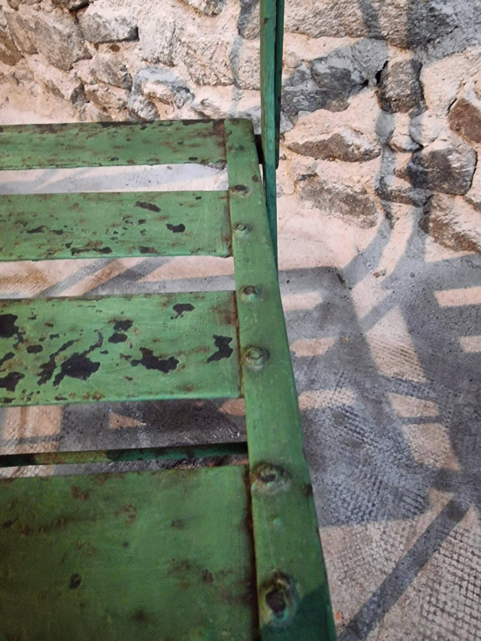 Set of 4 Antique French Iron Folding Garden Chairs – 1920s Riveted Bistro Patio Chairs with Aged Green Patina (17)