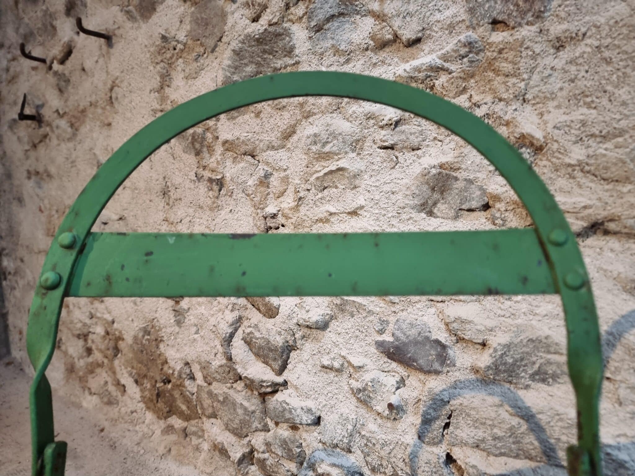 Set of 4 Antique French Iron Folding Garden Chairs – 1920s Riveted Bistro Patio Chairs with Aged Green Patina (18)