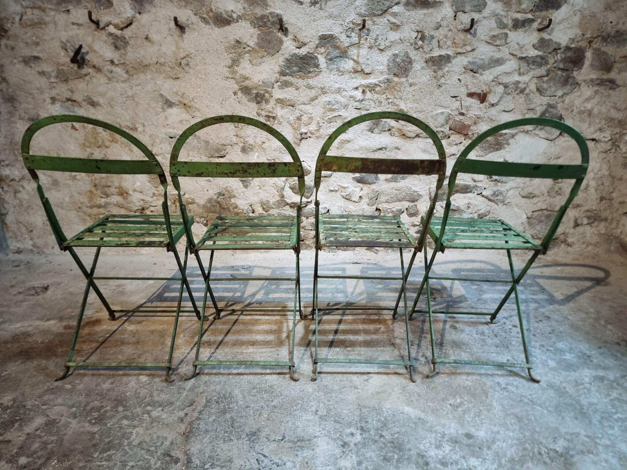 Set of 4 Antique French Iron Folding Garden Chairs – 1920s Riveted Bistro Patio Chairs with Aged Green Patina (20)