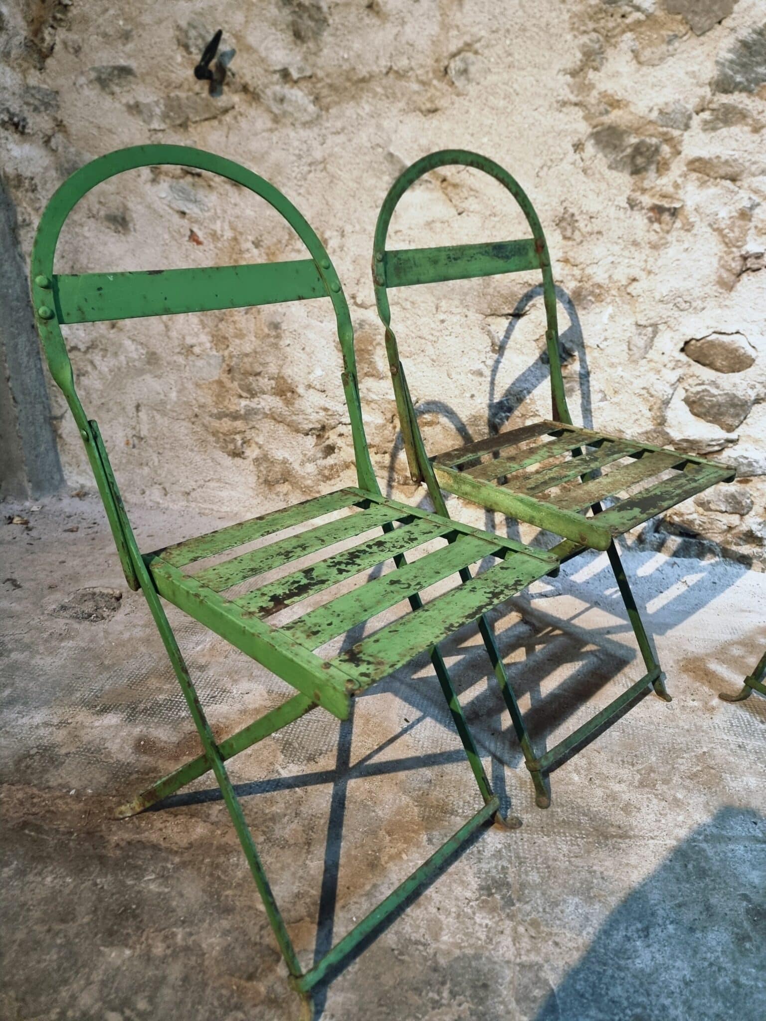 Set of 4 Antique French Iron Folding Garden Chairs – 1920s Riveted Bistro Patio Chairs with Aged Green Patina (4)