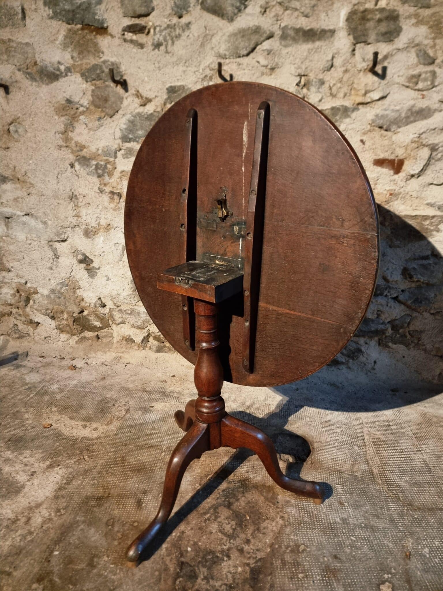 Antique Georgian Oak Tilt-Top Table circa 1800 – Round Tripod Side Table 80 cm (5)