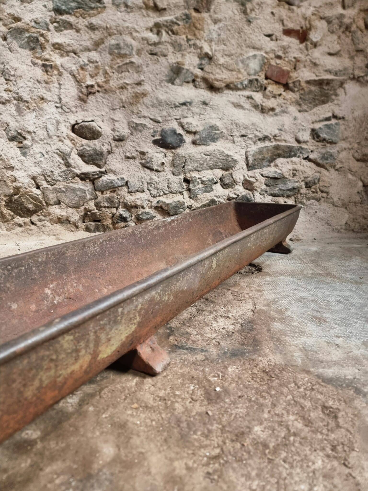 Antique French Cast Iron Water Trough 19th Century – Large Farm Trough 204 cm (3) Antique cast iron stable trough from France