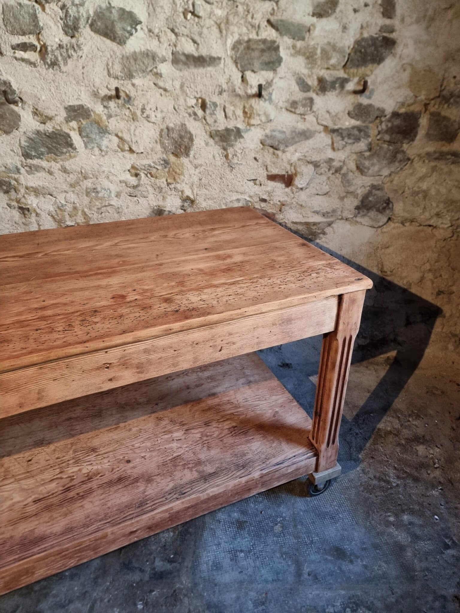 Antique French Pitch Pine Work Table – Large Atelier Draper’s Table, Early 20th Century (5) antique french work table leg detail with carved grooves