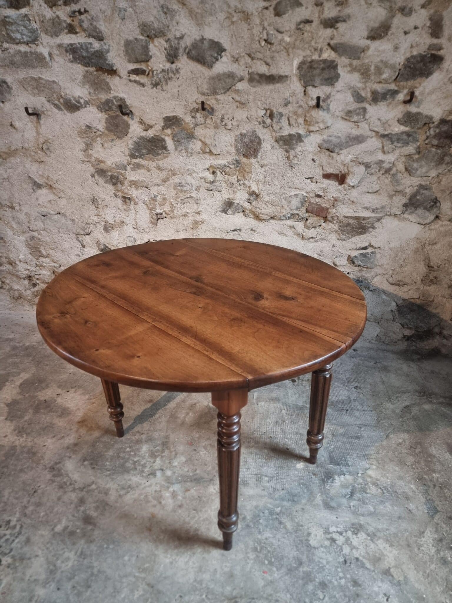 Antique French Walnut Drop Leaf Table – Oval Table with Folding Leaves on Both Sides, Late 19th Century (1) antique walnut drop leaf table