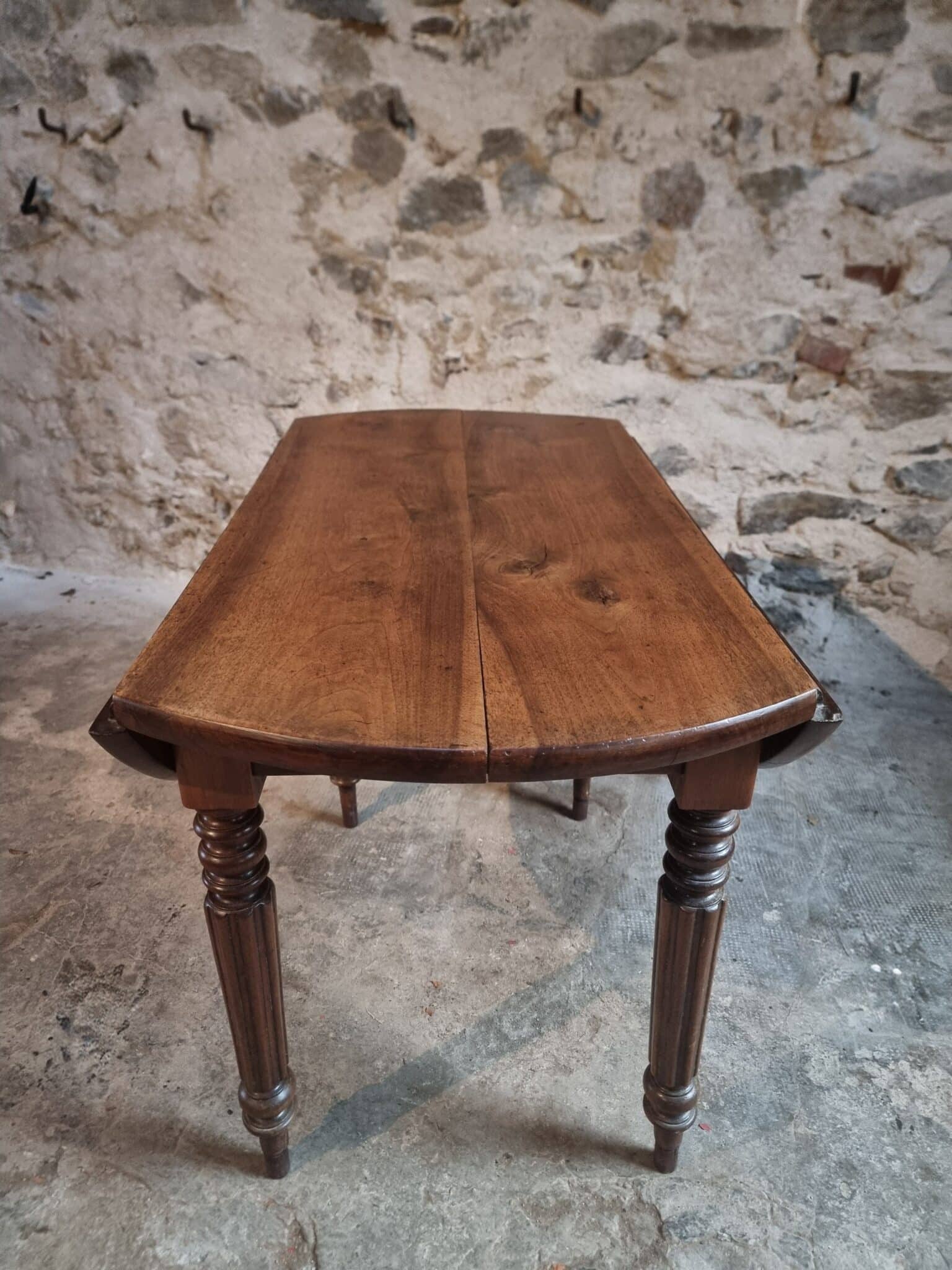 Antique French Walnut Drop Leaf Table – Oval Table with Folding Leaves on Both Sides, Late 19th Century (4) walnut table with folding sides
