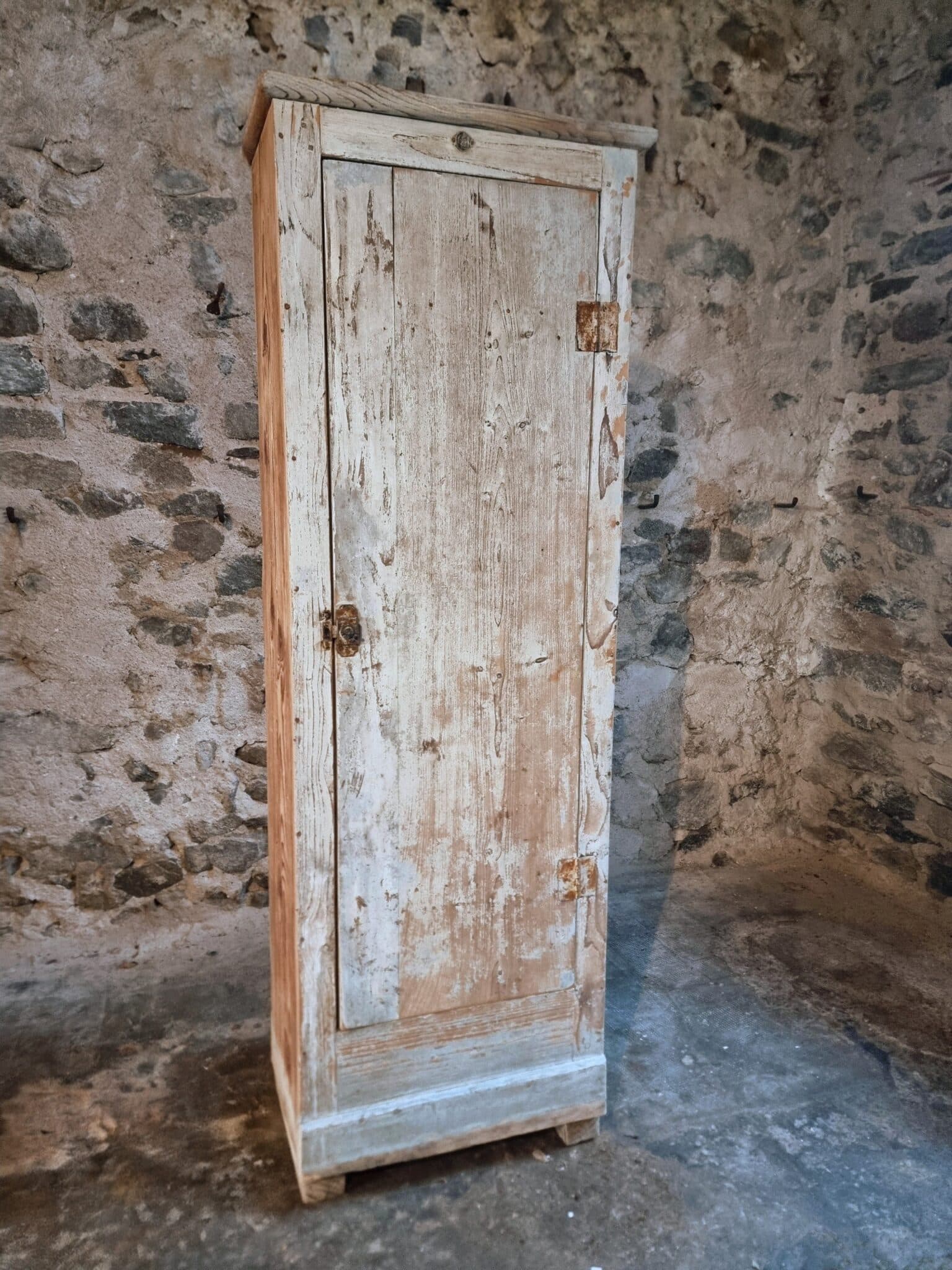 Antique French Work Cabinet 1900–1920 – Narrow Pine Kitchen Cupboard with Original Lock, 188 cm (17) Narrow Antique French Work Cabinet 1900–1920 interior shelves