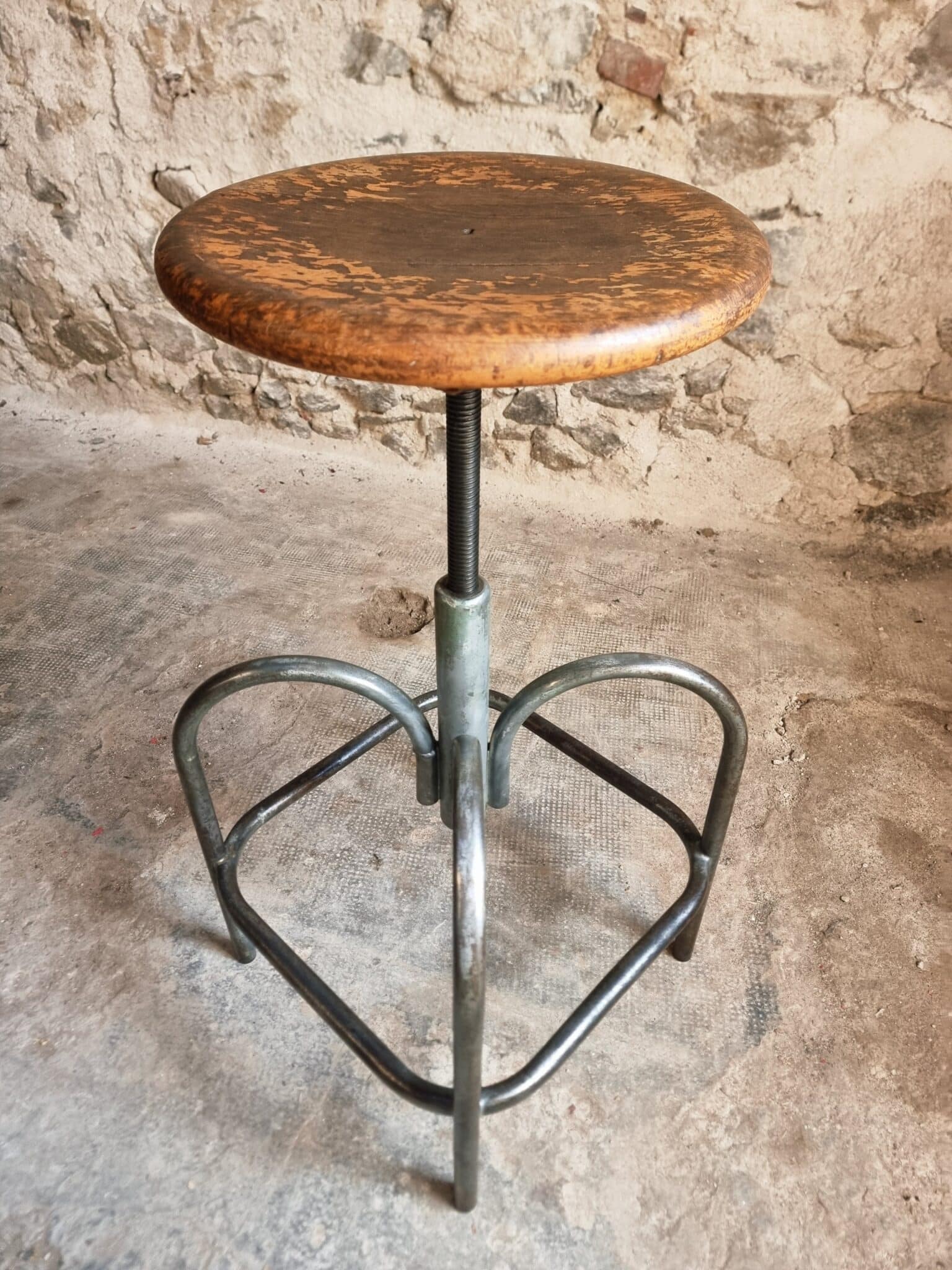 Vintage French Industrial Stool – Heliolith – Adjustable Workshop Seat – 1950s (1) Vintage French Industrial Stool – Heliolith – Adjustable Workshop Seat – 1950s (1)