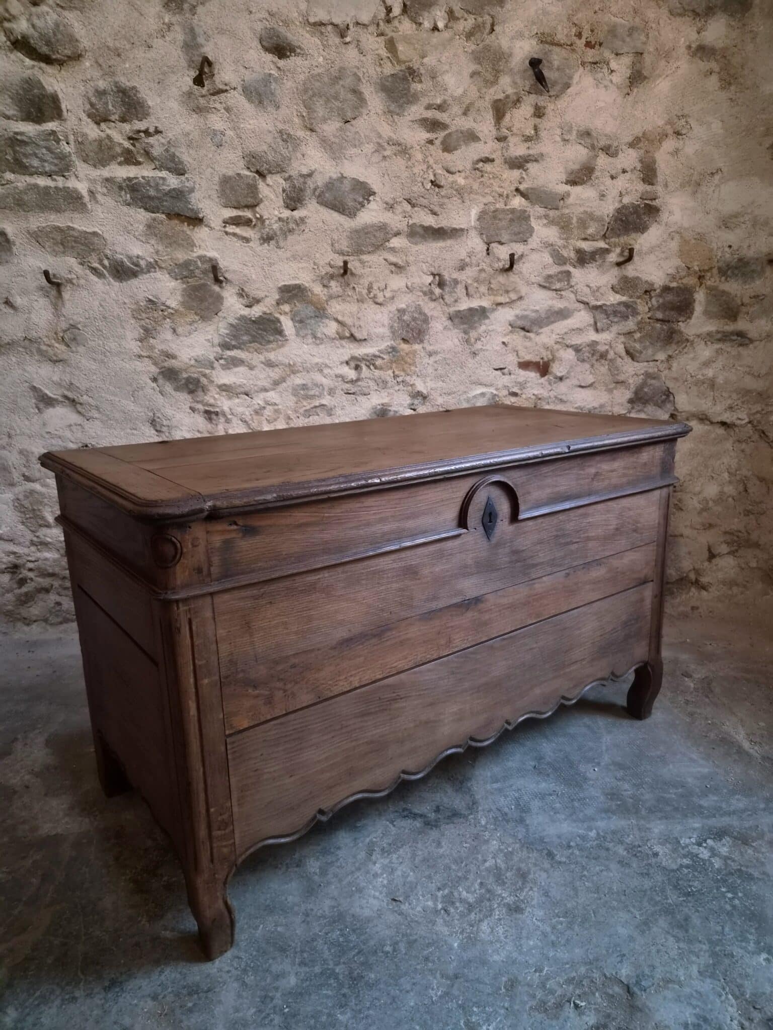 Antique Oak Marriage Chest Blanket Chest – 18th Century, French Auvergne (1) Antique Oak Marriage Chest Blanket Chest – 18th Century, French Auvergne (1)