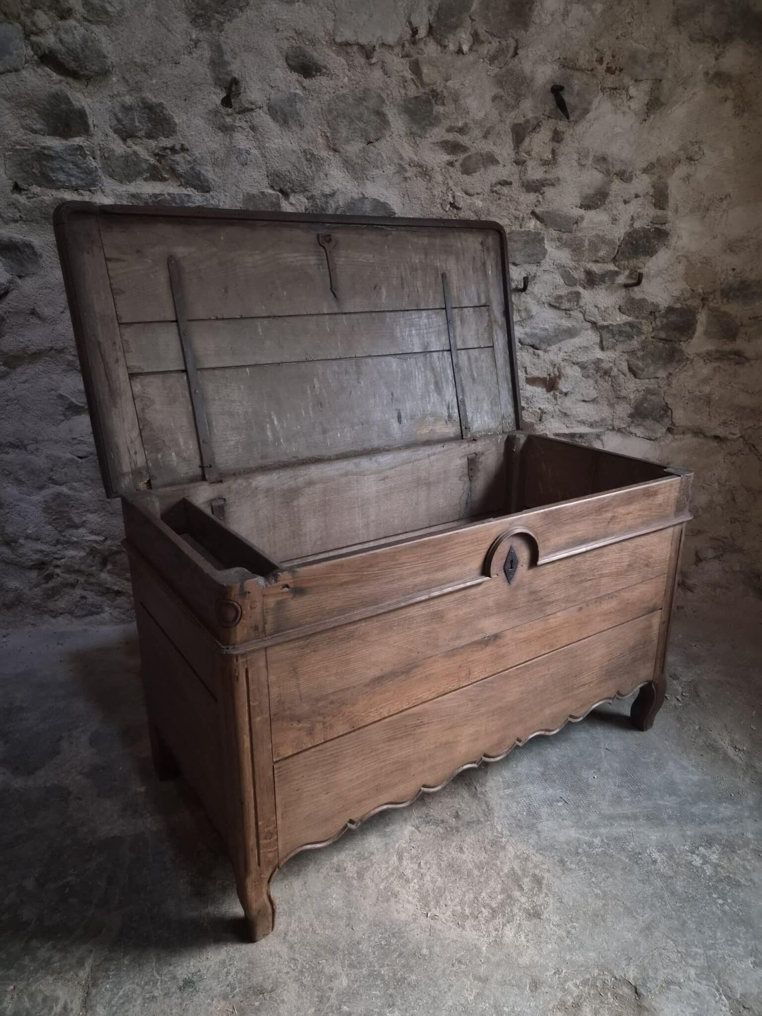 Antique Oak Marriage Chest Blanket Chest – 18th Century, French Auvergne (16)
